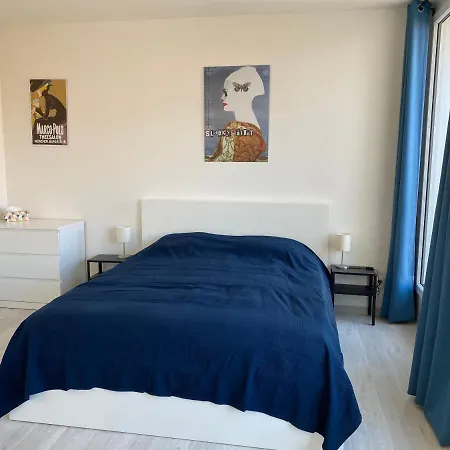 아파트 Cozy With Garage In The Center