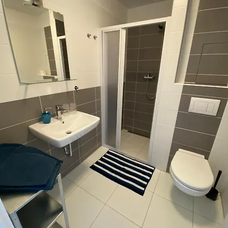 Cozy With Garage In The Center *