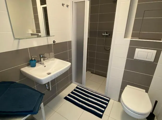 Cozy With Garage In The Center *